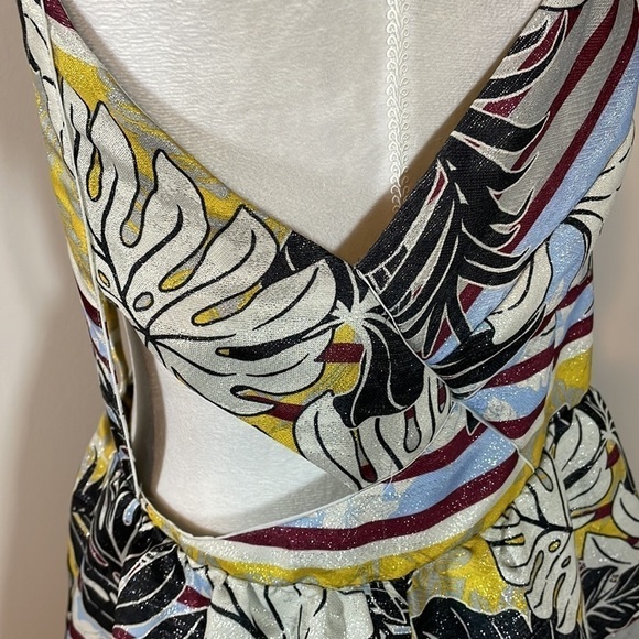 H&M metallic cutout dress with tropical print and plunging neckline - Picture 5 of 10